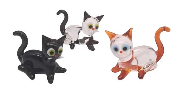 3 kleine sitzende Katzen